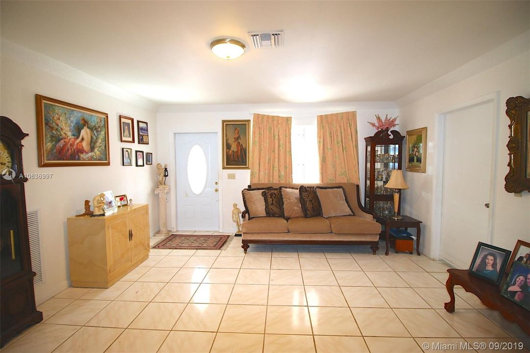 Recently Sold: $349,700 (3 beds, 3 baths, 1913 Square Feet)