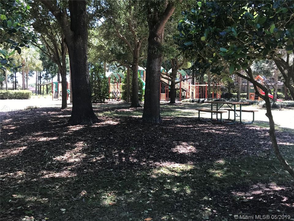 Vendido Recientemente: $357,000 (3 camas, 2 baños, 2687 Pies cuadrados)