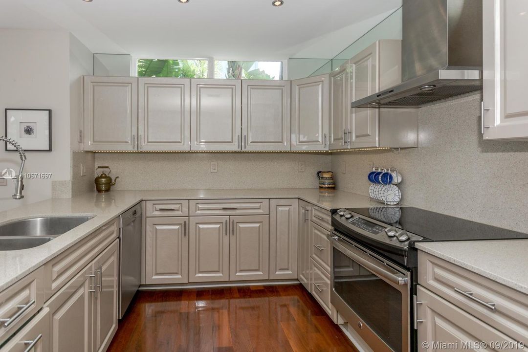 Recently Sold: $1,775,000 (3 beds, 2 baths, 2318 Square Feet)