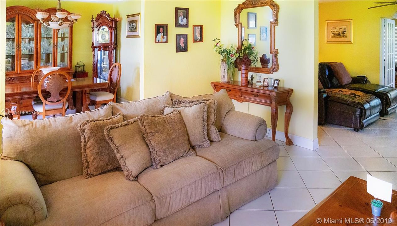 Vendido Recientemente: $700,000 (3 camas, 2 baños, 1682 Pies cuadrados)