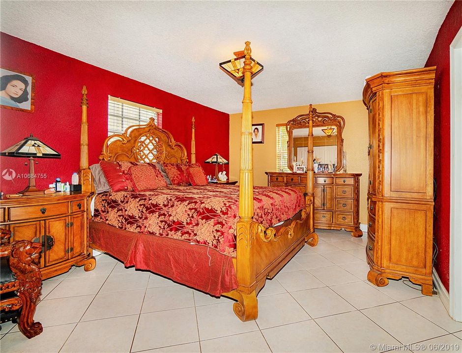 Vendido Recientemente: $700,000 (3 camas, 2 baños, 1682 Pies cuadrados)