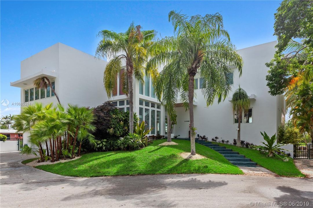 Recently Rented: $18,000 (5 beds, 4 baths, 3896 Square Feet)