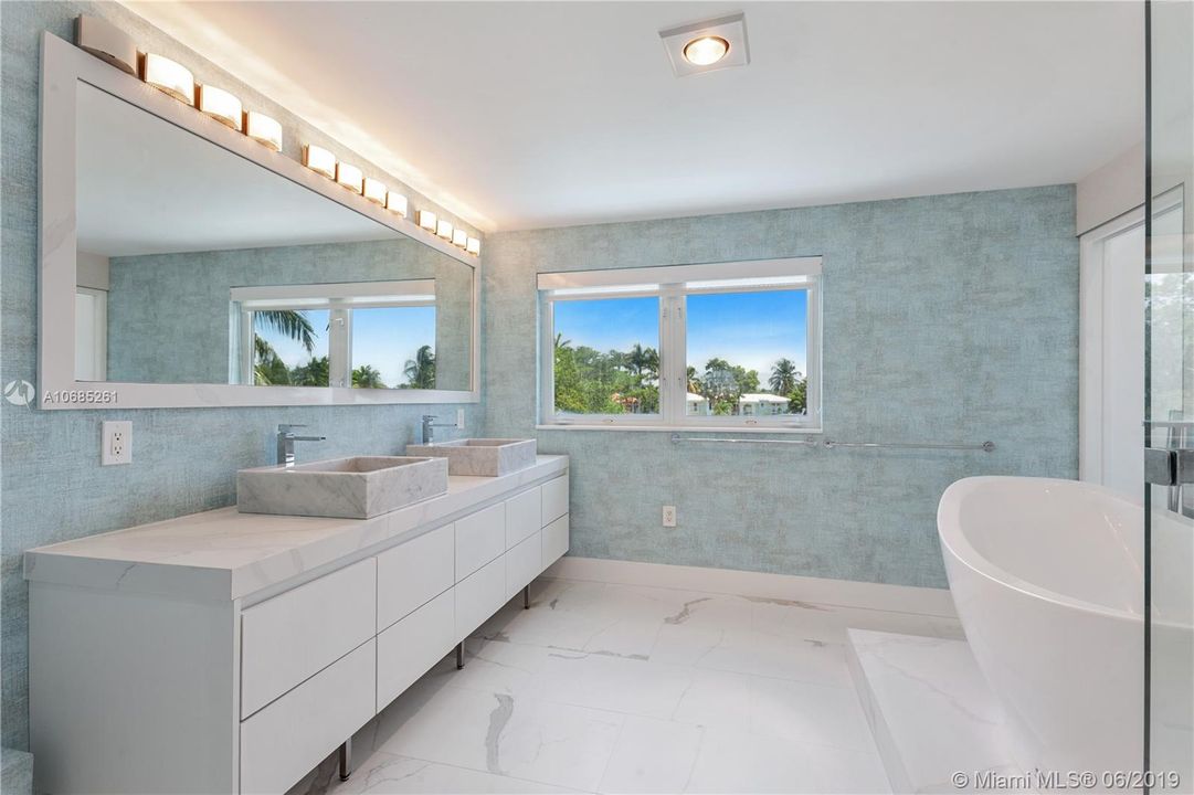 Recently Rented: $18,000 (5 beds, 4 baths, 3896 Square Feet)