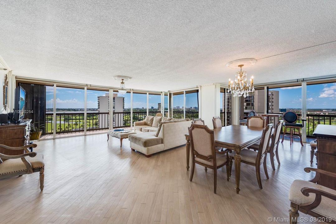 Vendido Recientemente: $435,000 (3 camas, 3 baños, 2250 Pies cuadrados)