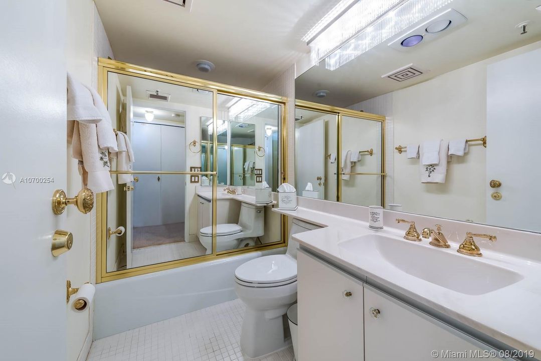 Vendido Recientemente: $435,000 (3 camas, 3 baños, 2250 Pies cuadrados)