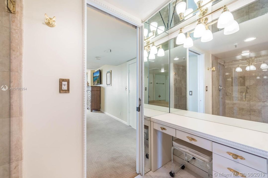 Vendido Recientemente: $435,000 (3 camas, 3 baños, 2250 Pies cuadrados)