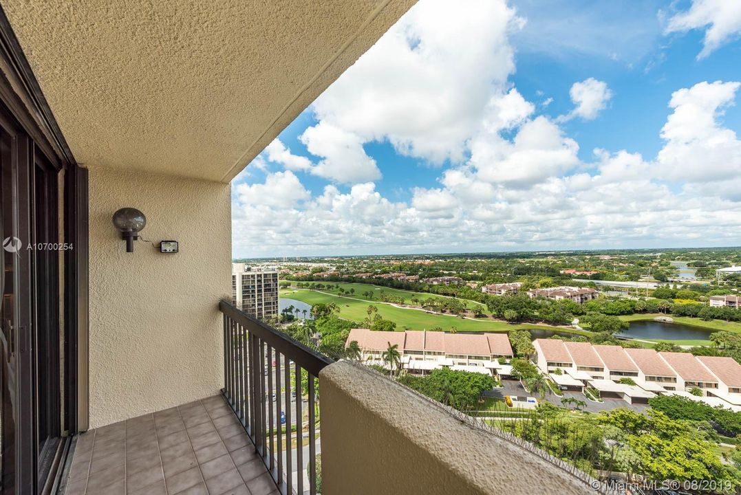 Vendido Recientemente: $435,000 (3 camas, 3 baños, 2250 Pies cuadrados)