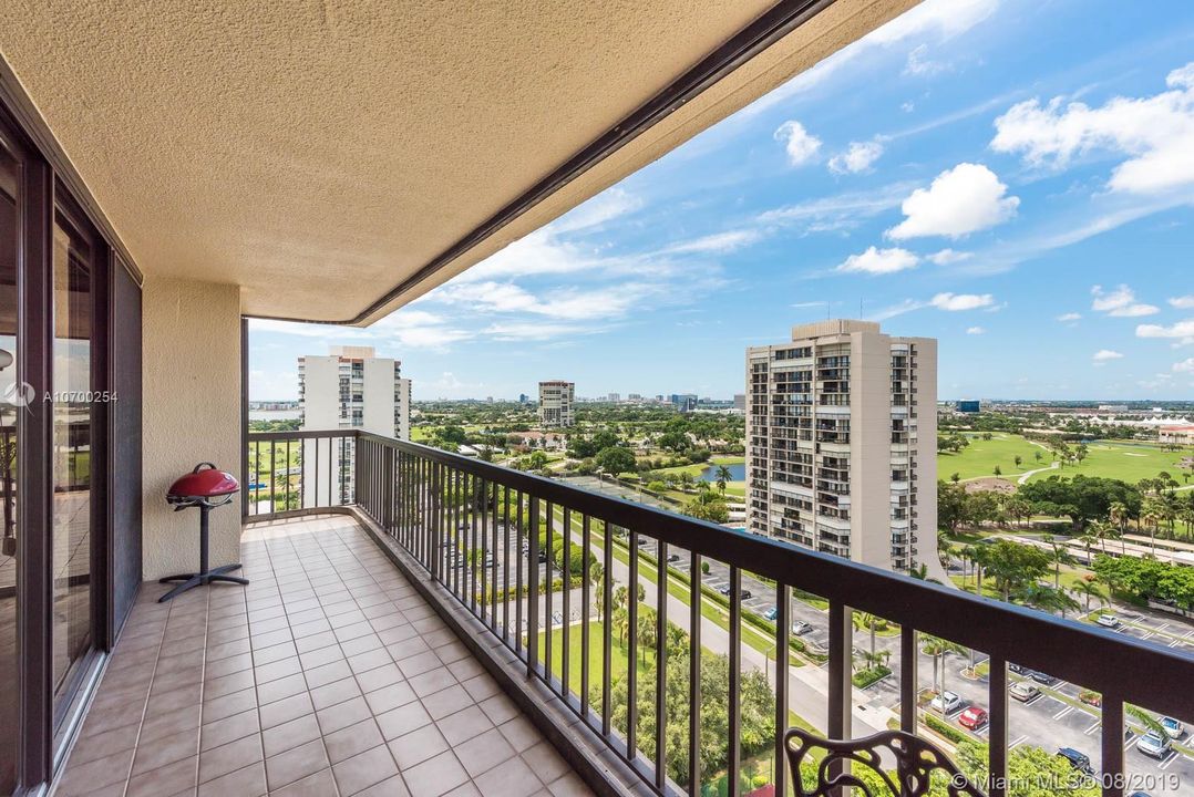 Vendido Recientemente: $435,000 (3 camas, 3 baños, 2250 Pies cuadrados)