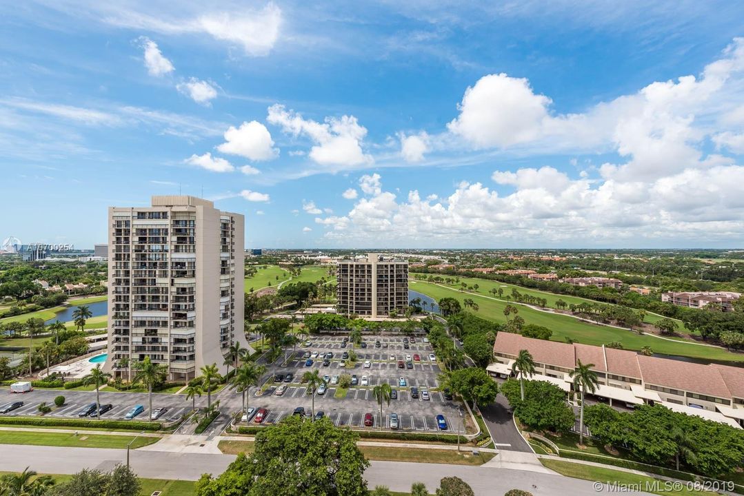 Vendido Recientemente: $435,000 (3 camas, 3 baños, 2250 Pies cuadrados)