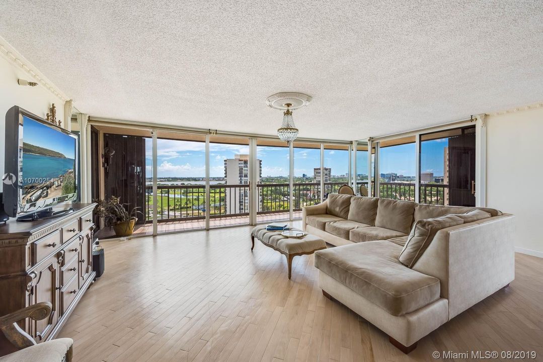 Vendido Recientemente: $435,000 (3 camas, 3 baños, 2250 Pies cuadrados)