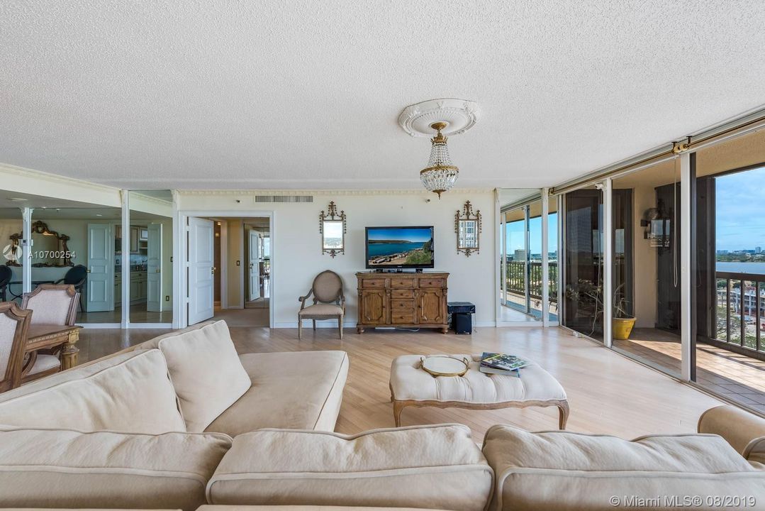 Vendido Recientemente: $435,000 (3 camas, 3 baños, 2250 Pies cuadrados)