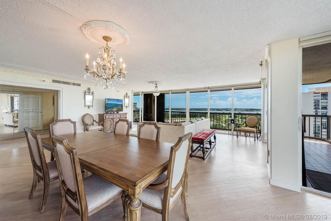 Vendido Recientemente: $435,000 (3 camas, 3 baños, 2250 Pies cuadrados)