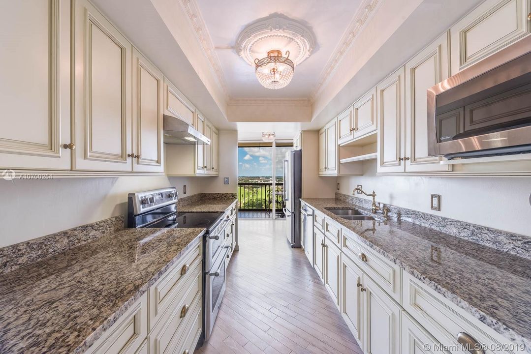 Vendido Recientemente: $435,000 (3 camas, 3 baños, 2250 Pies cuadrados)