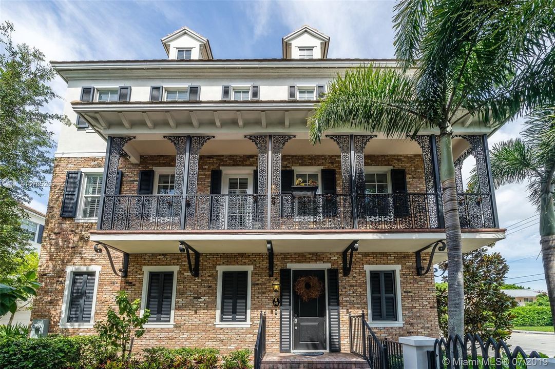 Recently Sold: $879,000 (3 beds, 3 baths, 2401 Square Feet)