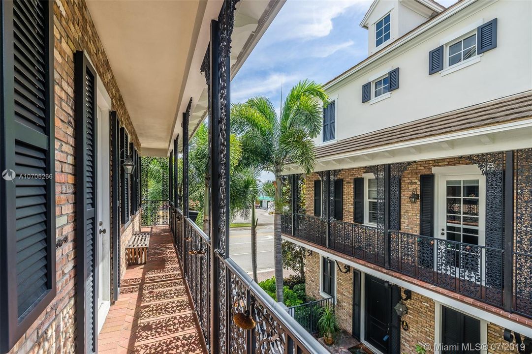 Recently Sold: $879,000 (3 beds, 3 baths, 2401 Square Feet)