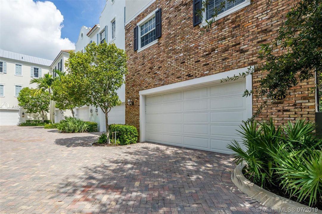 Recently Sold: $879,000 (3 beds, 3 baths, 2401 Square Feet)