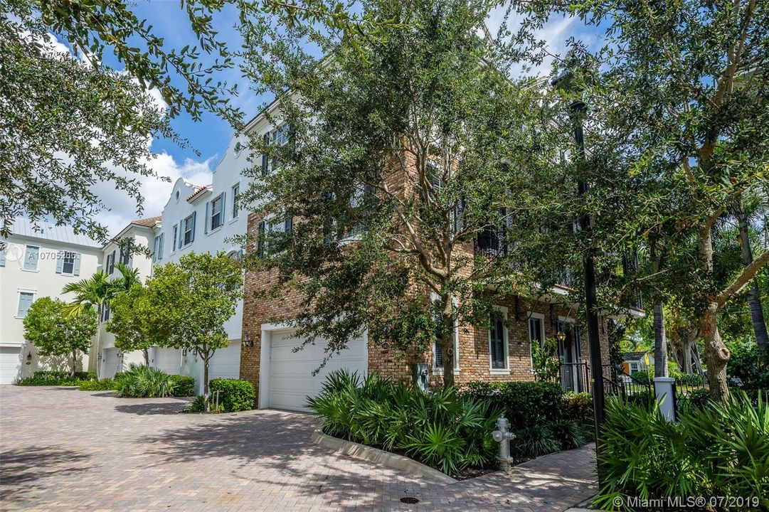 Recently Sold: $879,000 (3 beds, 3 baths, 2401 Square Feet)