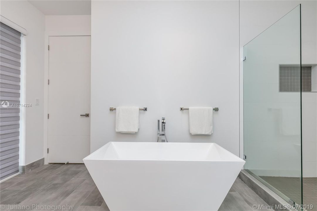 Recently Rented: $10,000 (5 beds, 6 baths, 4301 Square Feet)