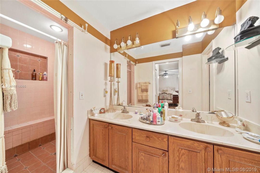 Недавно продано: $499,900 (4 спален, 2 ванн, 2600 Квадратных фут)