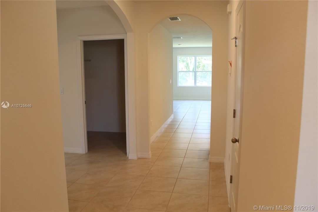 Recently Rented: $1,650 (4 beds, 2 baths, 1800 Square Feet)