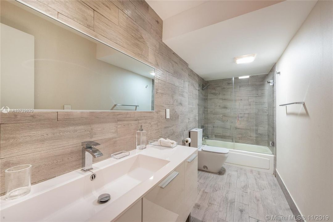 Recently Sold: $615,000 (1 beds, 1 baths, 894 Square Feet)
