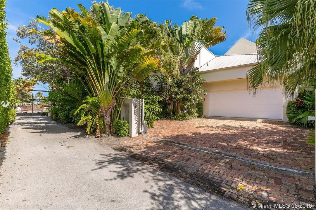 Back gated entrance, walk to the community park