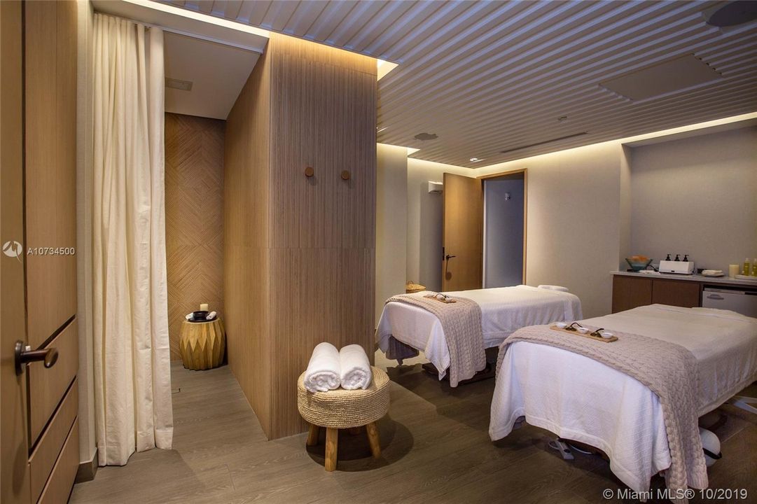 Recently Rented: $27,500 (4 beds, 5 baths, 4715 Square Feet)