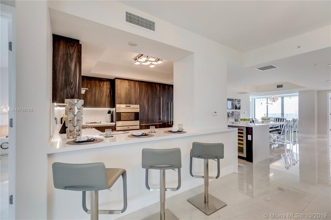 Vendido Recientemente: $1,650,000 (2 camas, 2 baños, 2314 Pies cuadrados)