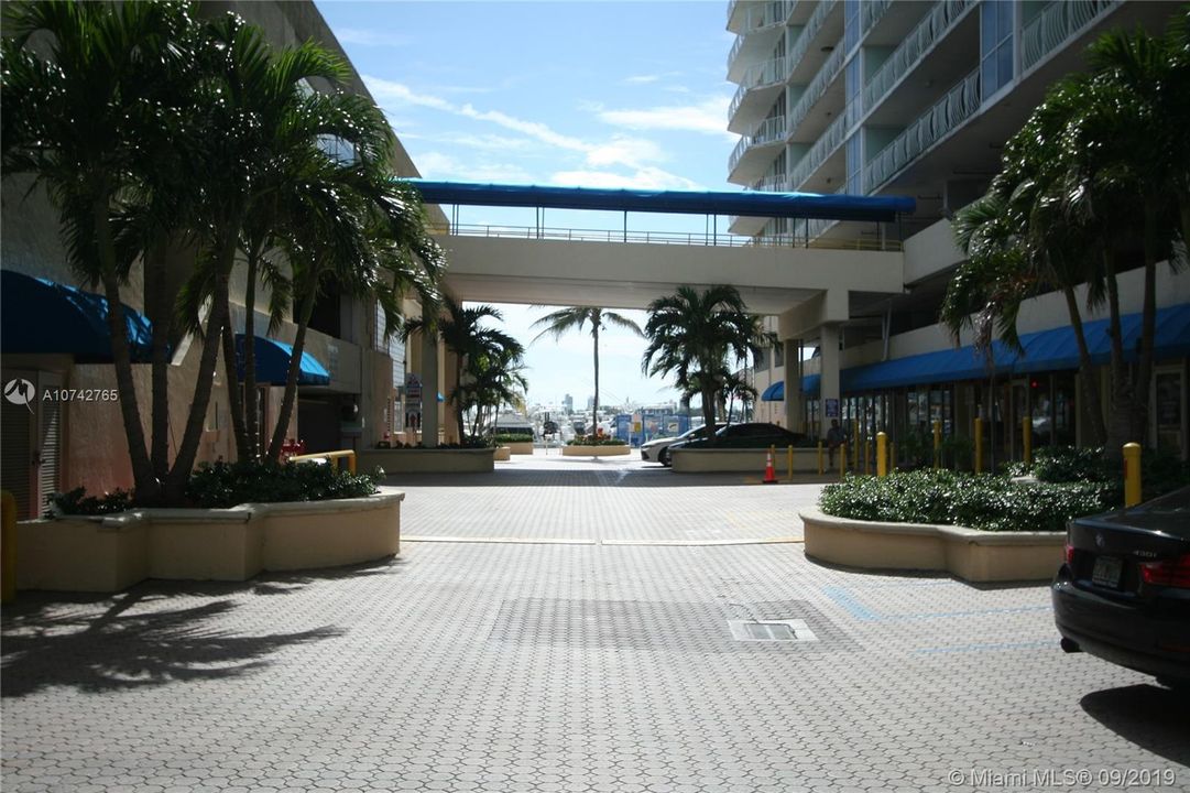 最近租的: $1,700 (0 贝兹, 0 浴室, 375 平方英尺)