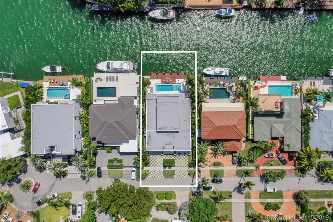 Недавно продано: $3,350,000 (5 спален, 5 ванн, 3700 Квадратных фут)