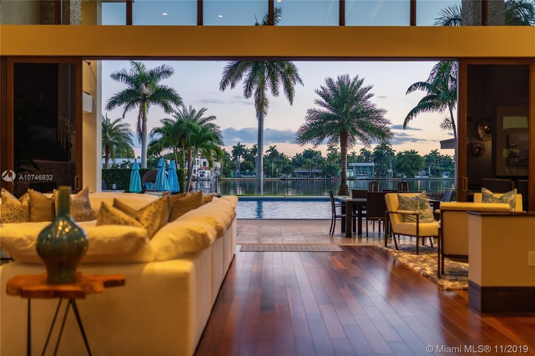 Recently Sold: $4,250,000 (6 beds, 6 baths, 5718 Square Feet)