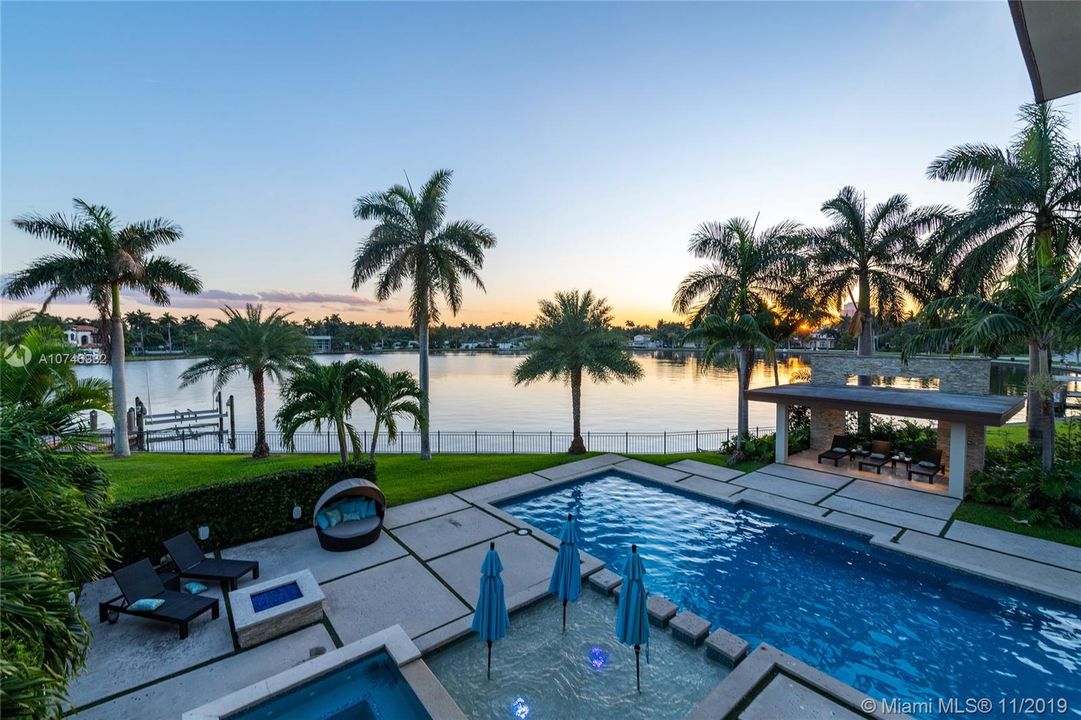 Recently Sold: $4,250,000 (6 beds, 6 baths, 5718 Square Feet)