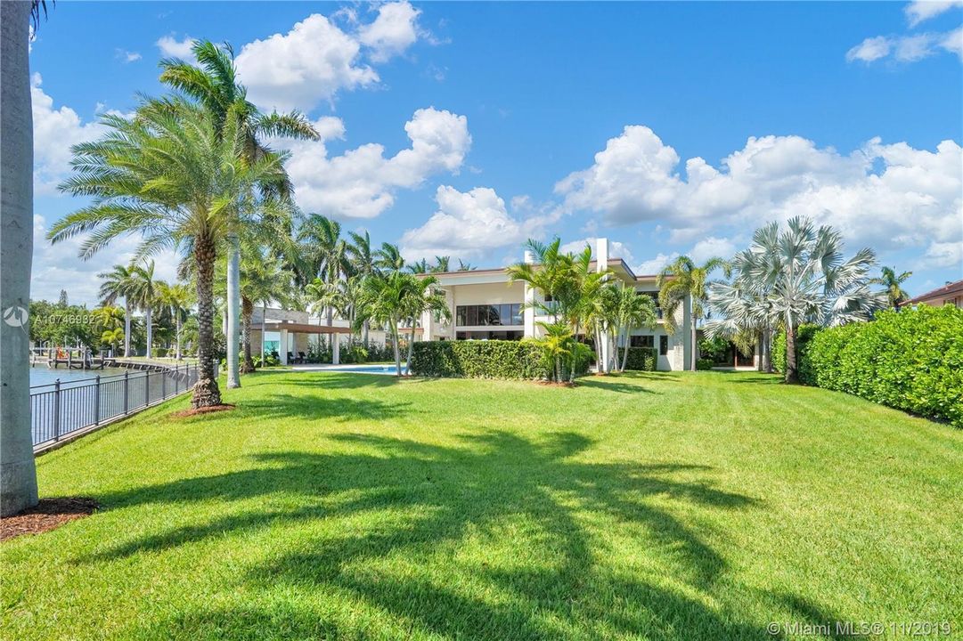 Recently Sold: $4,250,000 (6 beds, 6 baths, 5718 Square Feet)