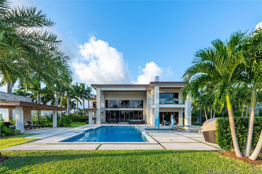 Recently Sold: $4,250,000 (6 beds, 6 baths, 5718 Square Feet)