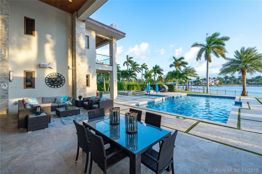 Recently Sold: $4,250,000 (6 beds, 6 baths, 5718 Square Feet)