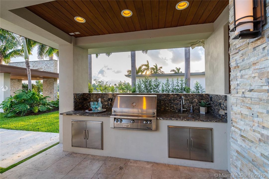 Recently Sold: $4,250,000 (6 beds, 6 baths, 5718 Square Feet)