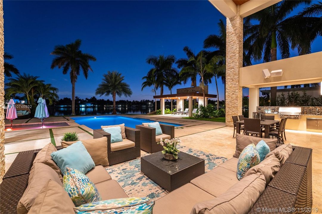 Recently Sold: $4,250,000 (6 beds, 6 baths, 5718 Square Feet)