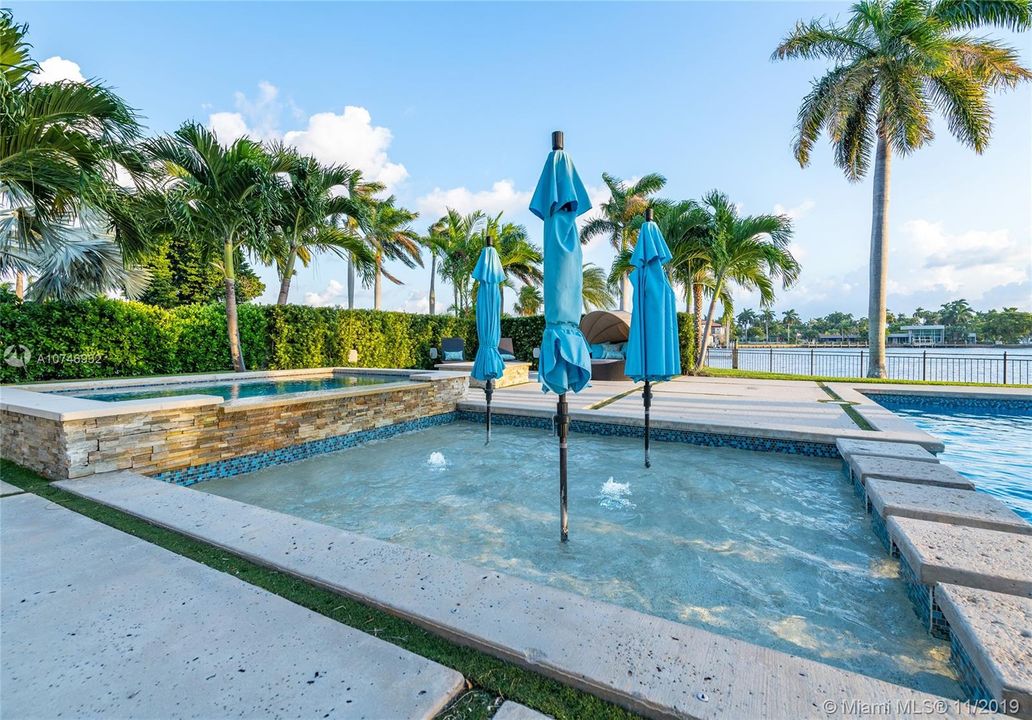 Recently Sold: $4,250,000 (6 beds, 6 baths, 5718 Square Feet)