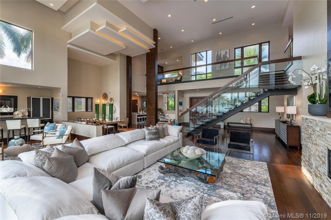 Recently Sold: $4,250,000 (6 beds, 6 baths, 5718 Square Feet)