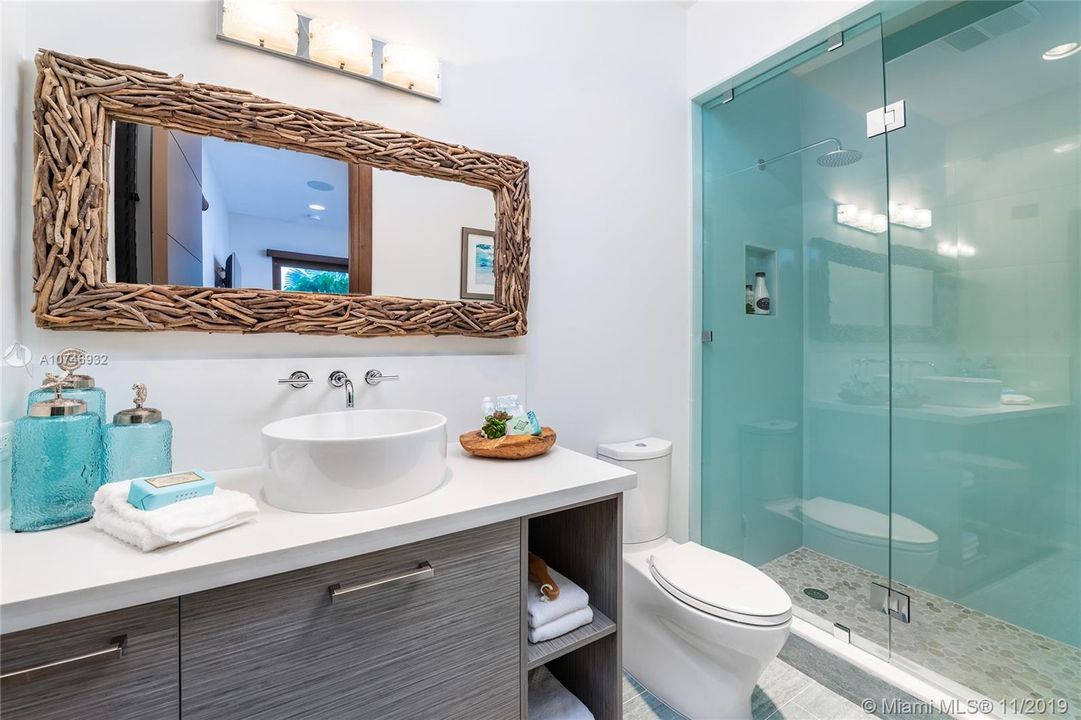 Recently Sold: $4,250,000 (6 beds, 6 baths, 5718 Square Feet)