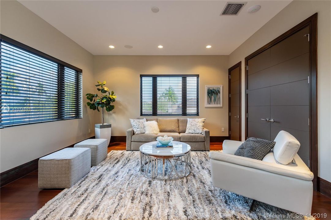 Recently Sold: $4,250,000 (6 beds, 6 baths, 5718 Square Feet)
