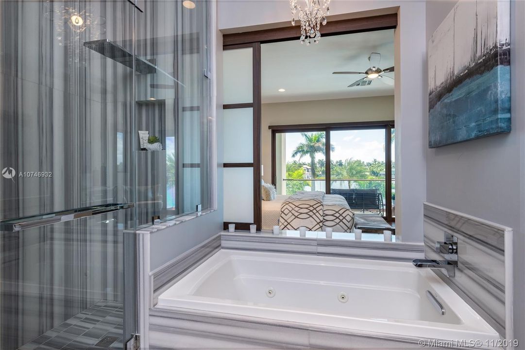 Recently Sold: $4,250,000 (6 beds, 6 baths, 5718 Square Feet)