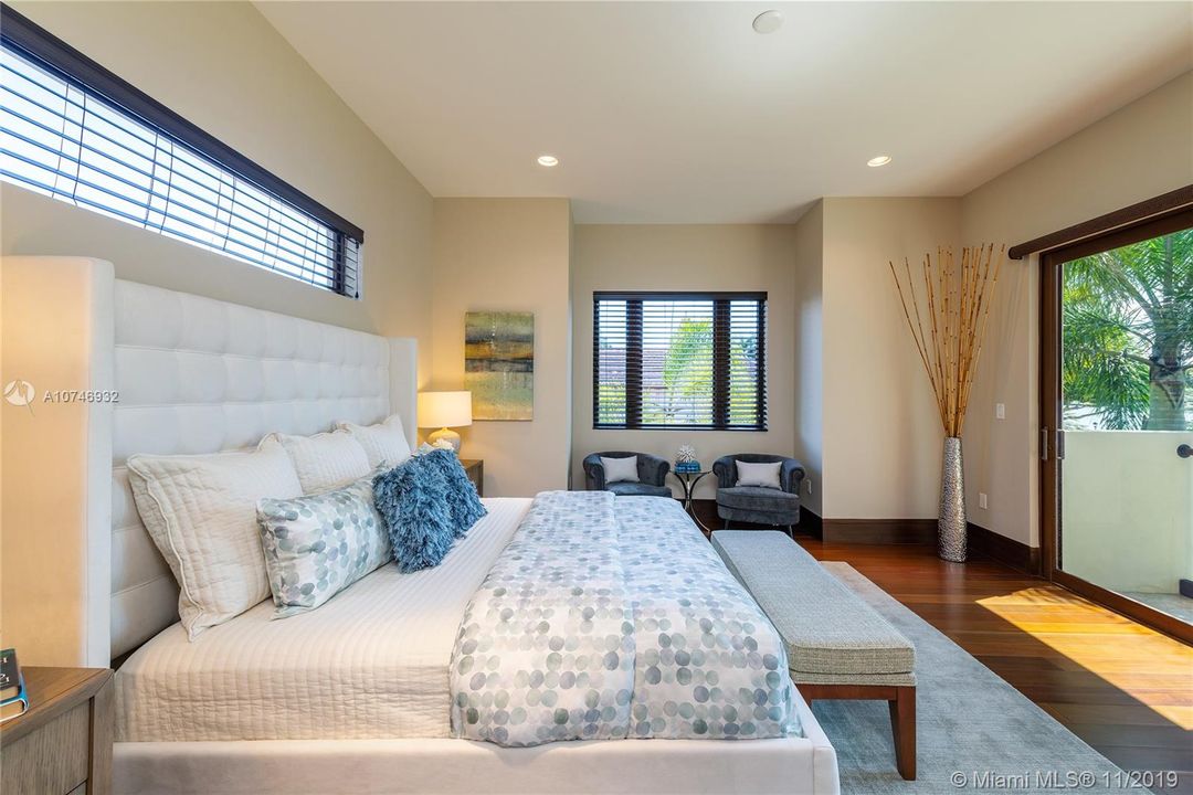 Recently Sold: $4,250,000 (6 beds, 6 baths, 5718 Square Feet)