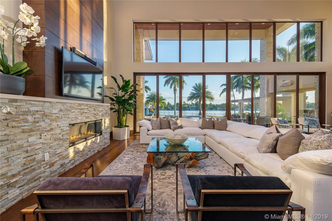 Recently Sold: $4,250,000 (6 beds, 6 baths, 5718 Square Feet)