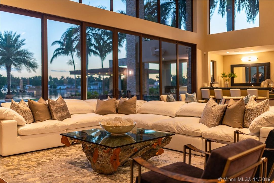 Recently Sold: $4,250,000 (6 beds, 6 baths, 5718 Square Feet)