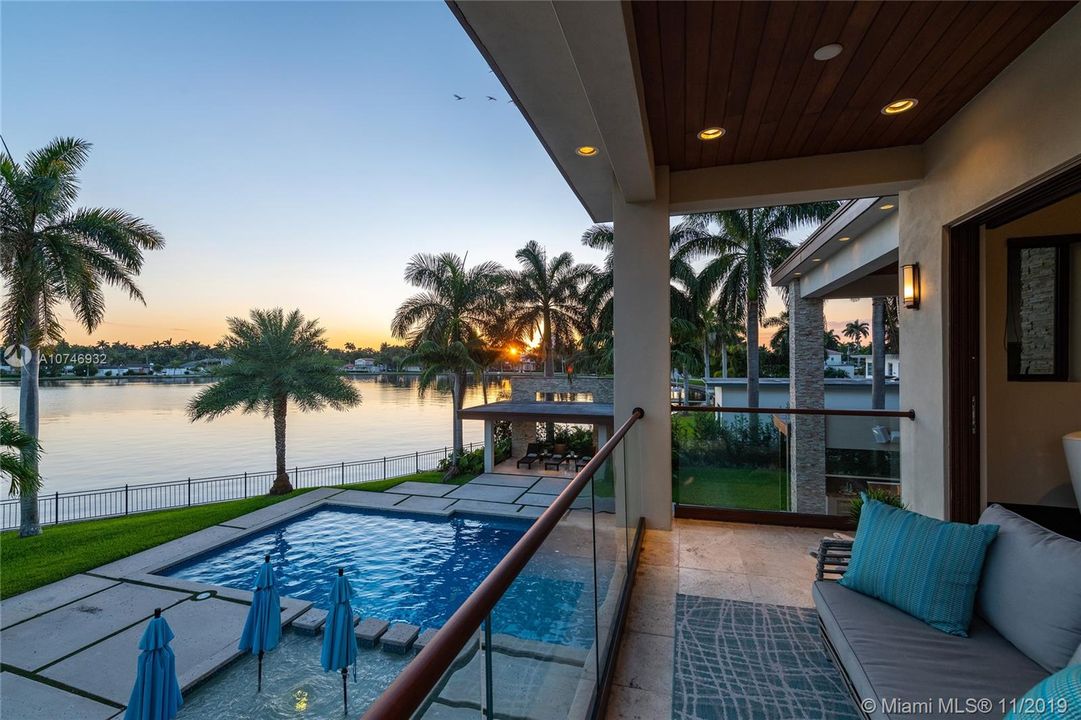 Recently Sold: $4,250,000 (6 beds, 6 baths, 5718 Square Feet)