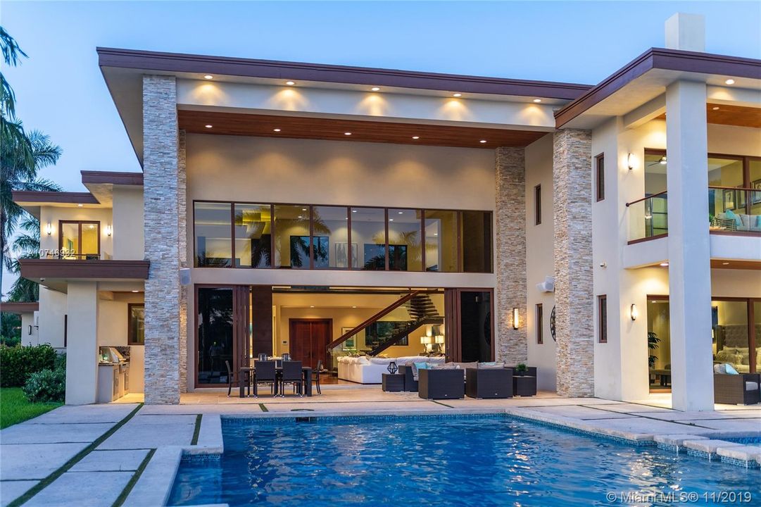 Recently Sold: $4,250,000 (6 beds, 6 baths, 5718 Square Feet)