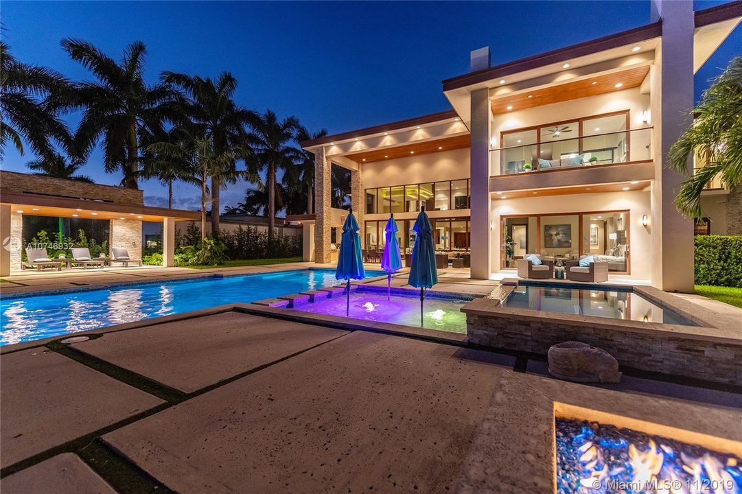 Recently Sold: $4,250,000 (6 beds, 6 baths, 5718 Square Feet)