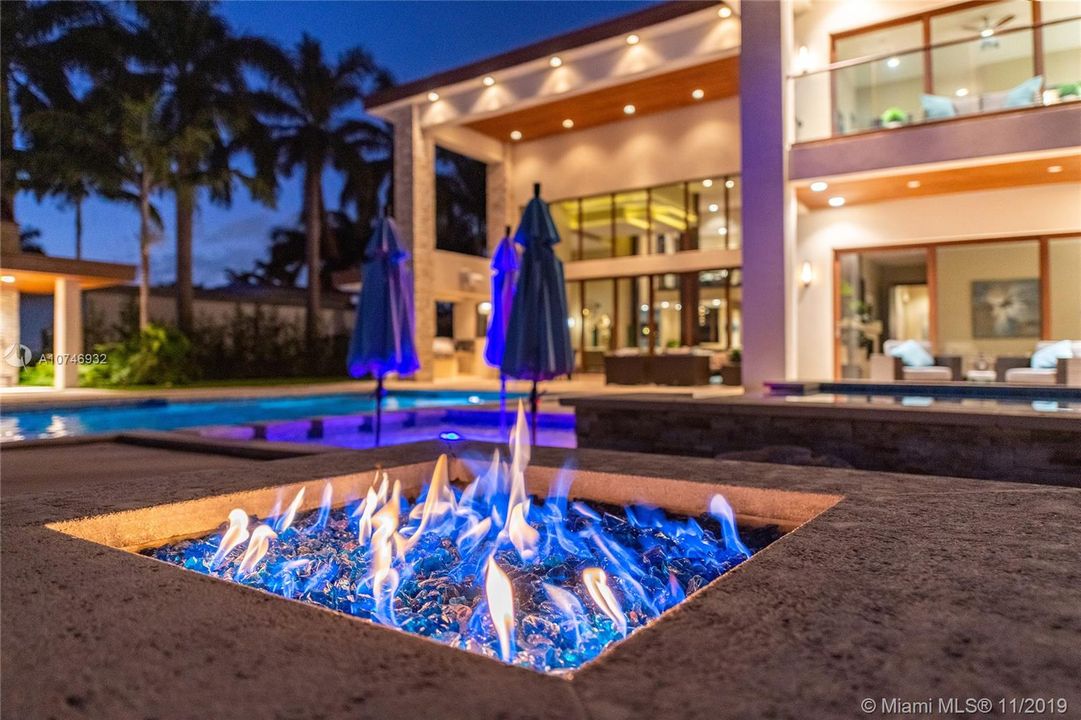 Recently Sold: $4,250,000 (6 beds, 6 baths, 5718 Square Feet)