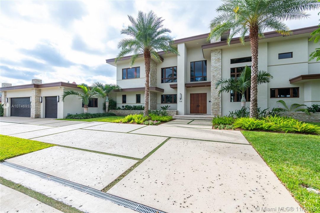 Recently Sold: $4,250,000 (6 beds, 6 baths, 5718 Square Feet)